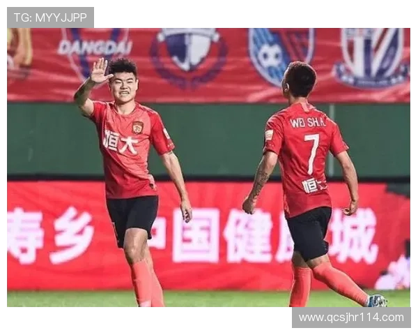 媒体人解读杨立瑜竖大拇指事件背后的真实情感与球迷互动的误解